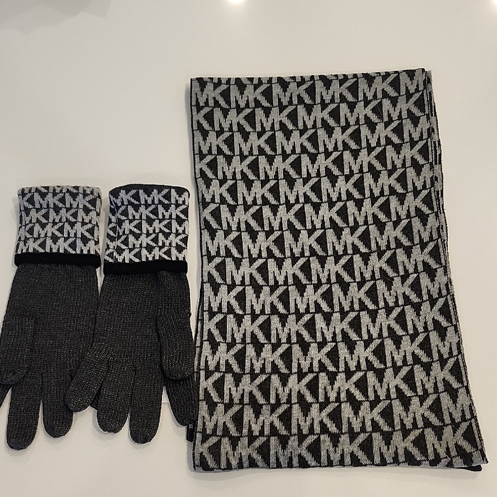 Michael Kors Winter Knit Gloves & Scarf Set